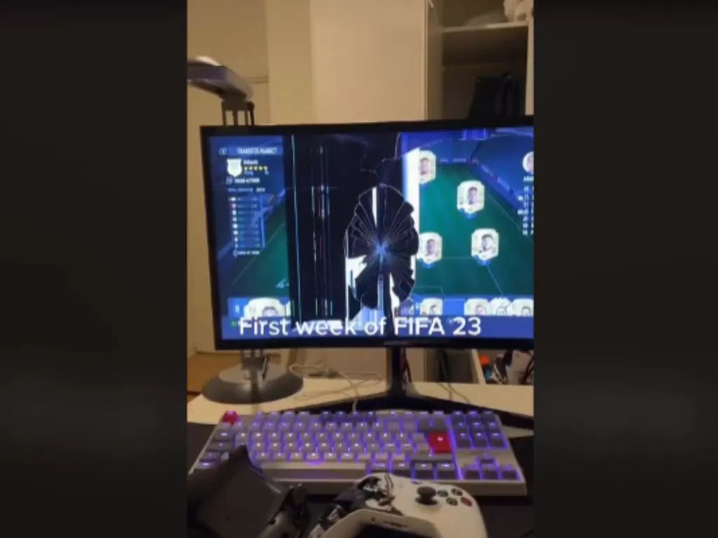 Monitor dan stik Xbox yang rusak akibat kesal bermain FIFA 23. (TikTok/@albinomn1)