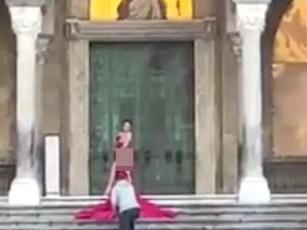 Turis berpose semi telanjang di depan katedral Italia. (Facebook)