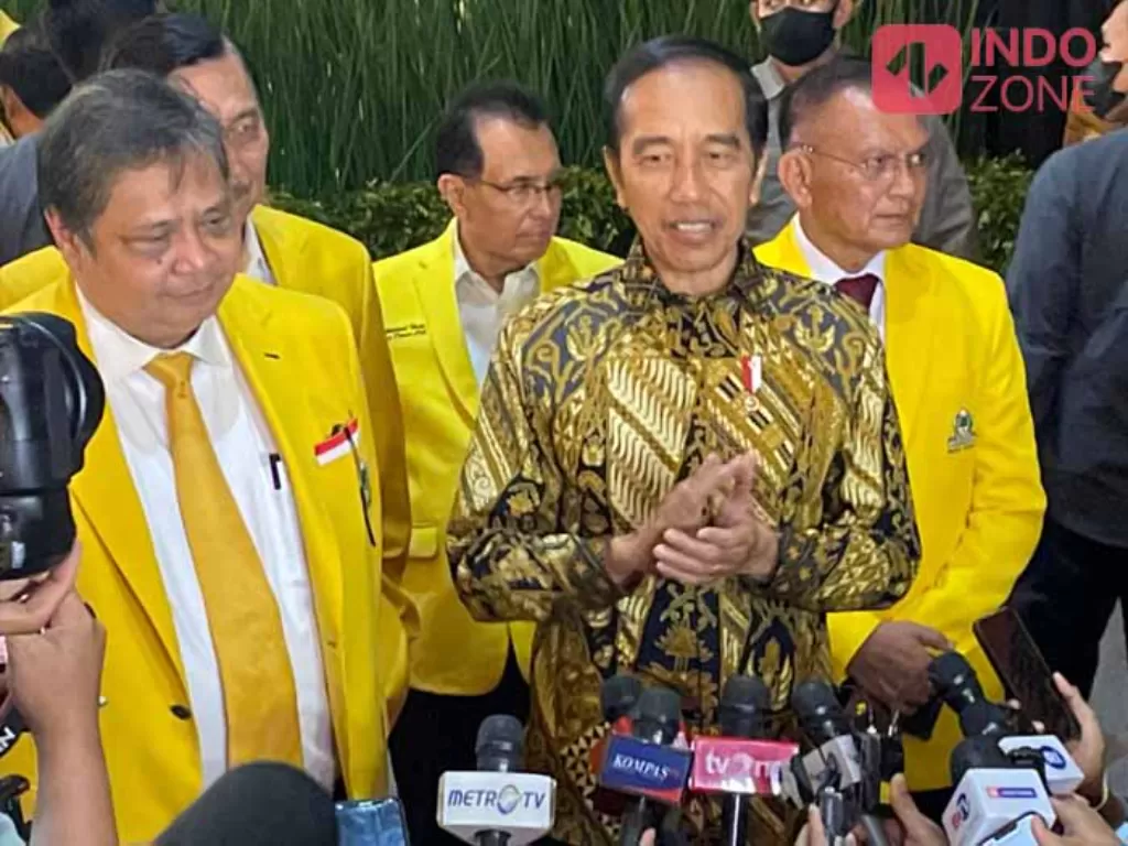 Presiden Jokowi (kanan) dan Ketum Golkar Airlangga Hartarto. (INDOZONE/Asep Bidin Rosidin)