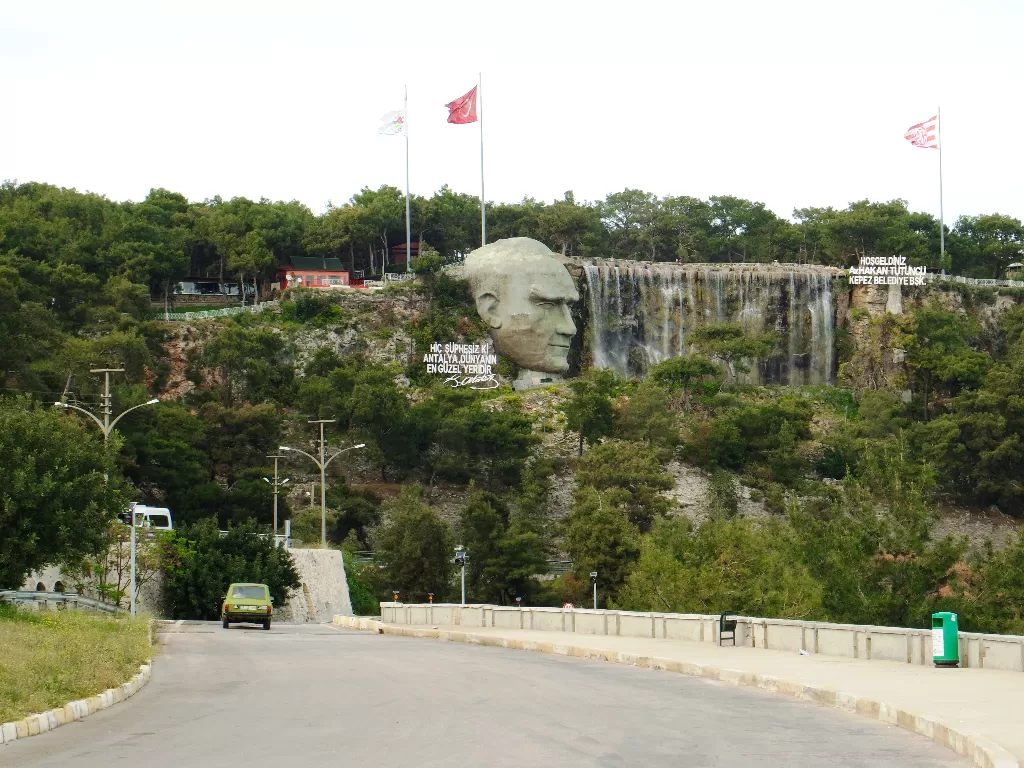 Kota Kepez berhias patung wajah Ataturk di Turki. (Z Creators/Elisa Oktaviana)