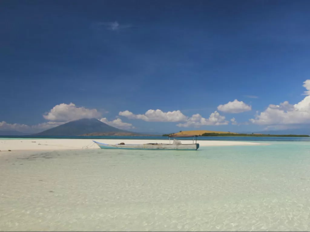 Ilustrasi Pulau Adonara, Flores NTT. (Lostpacker)