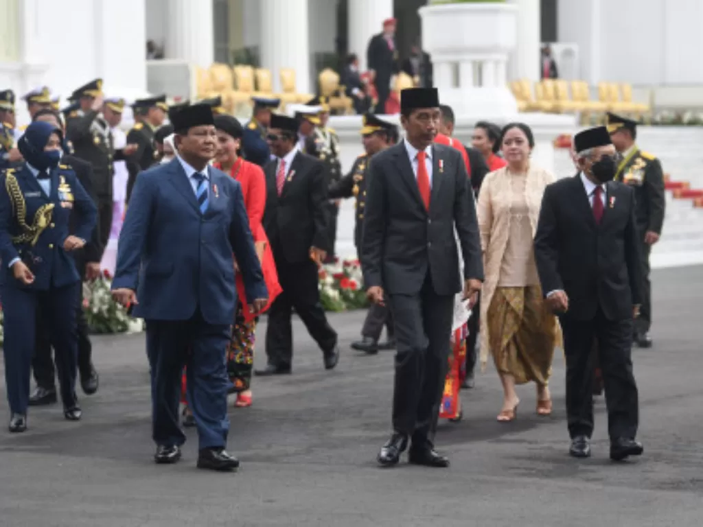 Presiden Joko Widodo (tengah) dan Menteri Pertahanan Prabowo Subianto (kiri). (ANTARA FOTO/Akbar Nugroho Gumay)