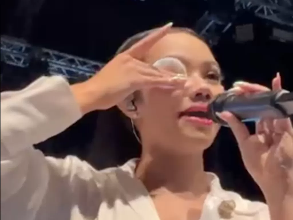 Yura Yunita saat hapus makeup di panggung (Twitter/yurayunita)