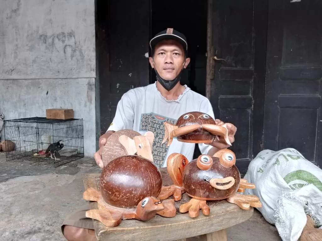 Kerajinan batok kelapa membawa cuan (Z Creators/Edelweis Ratushima)