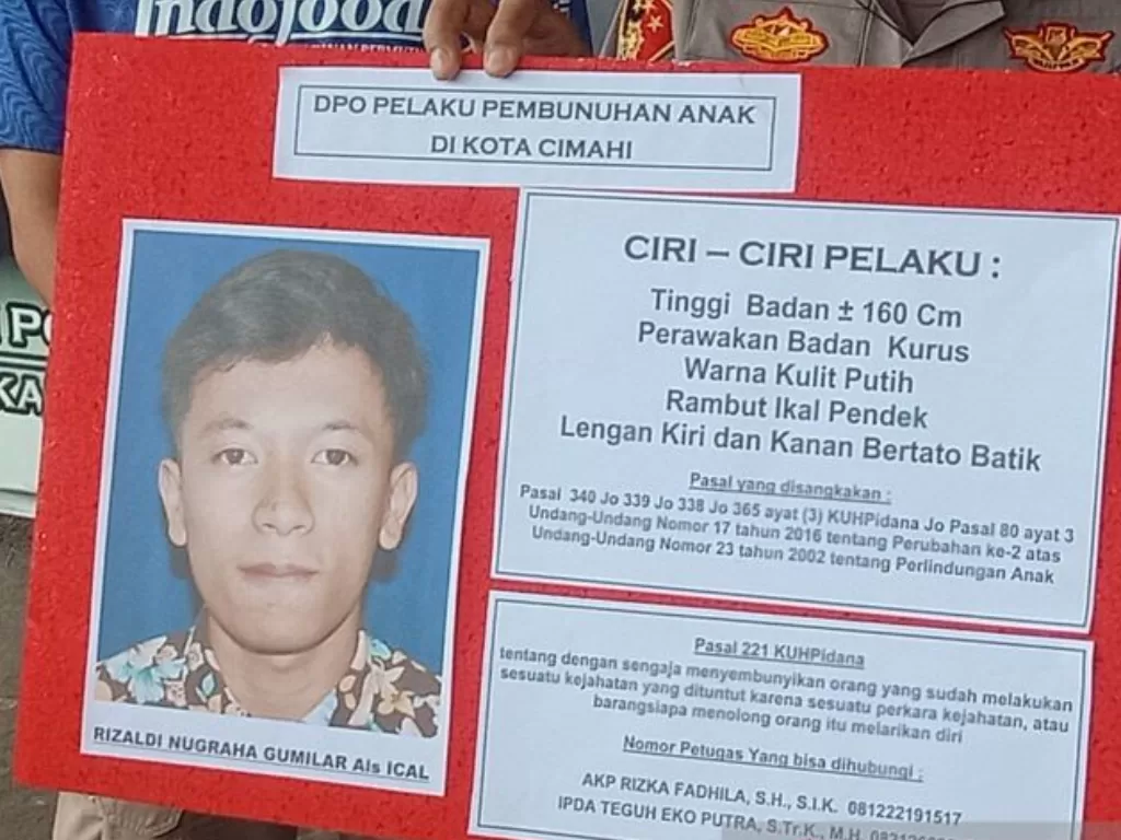 Polisi menunjukkan identitas pelaku penusukan bocah 12 tahun di Cimahi, Jawa Barat. (ANTARA/Bagus Ahmad Rizaldi)