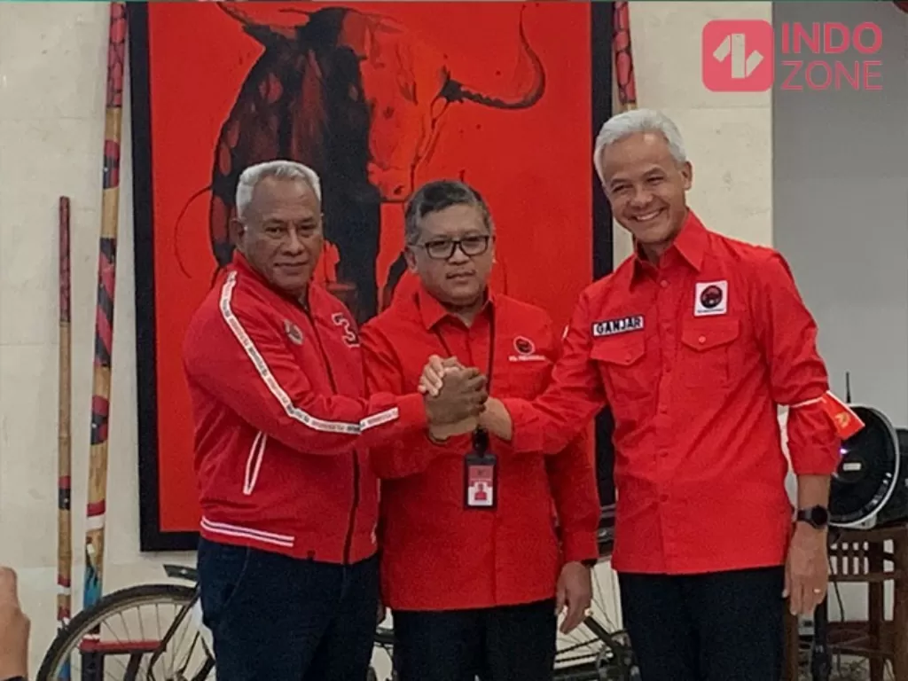 Ketua Bidang Kehormatan DPP PDIP Kommaruddin Watubun (kiri), Sekjen PDIP Hasto Kristiyanto (tengah) dan Ganjar Pranowo (kanan). (INDOZONE/Harits Tryan)