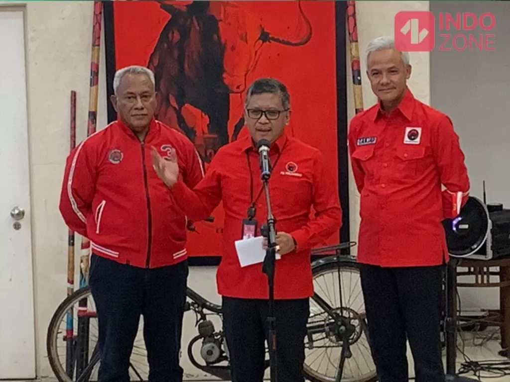 Ketua Bidang Kehormatan DPP PDIP Kommaruddin Watubun (kiri), Sekjen PDIP Hasto Kristiyanto (tengah) dan Ganjar Pranowo (kanan). (INDOZONE/Harits Tryan)