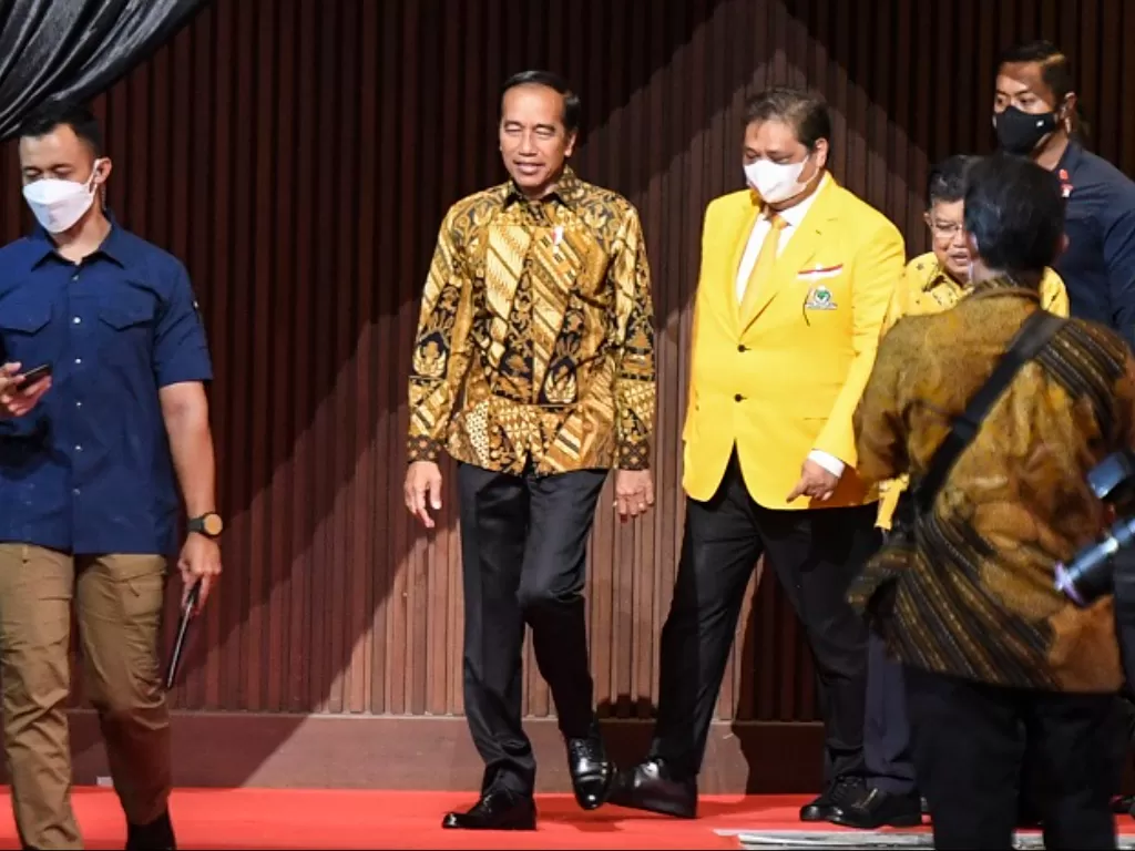 Presiden Jokowi dan Ketum Partai Golkar Airlangga Hartarto. (ANTARA FOTO/Hafidz Mubarak A)