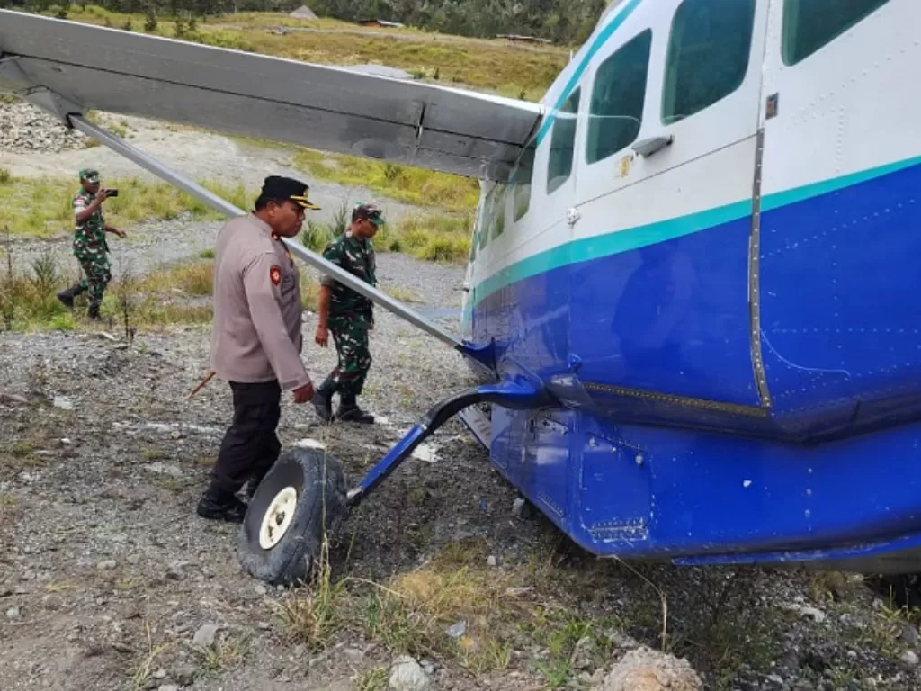 Penampakan kecelakaan pesawat bermuatan makanan di Papua. (Dok. Humas Polda Papua)