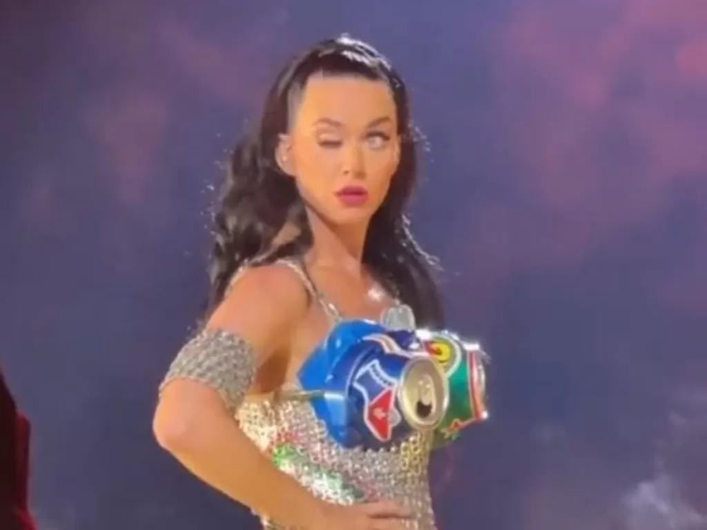 Katy Perry menggunakan dress berbalut minuman kaleng. (TikTok/@katyperrytv)