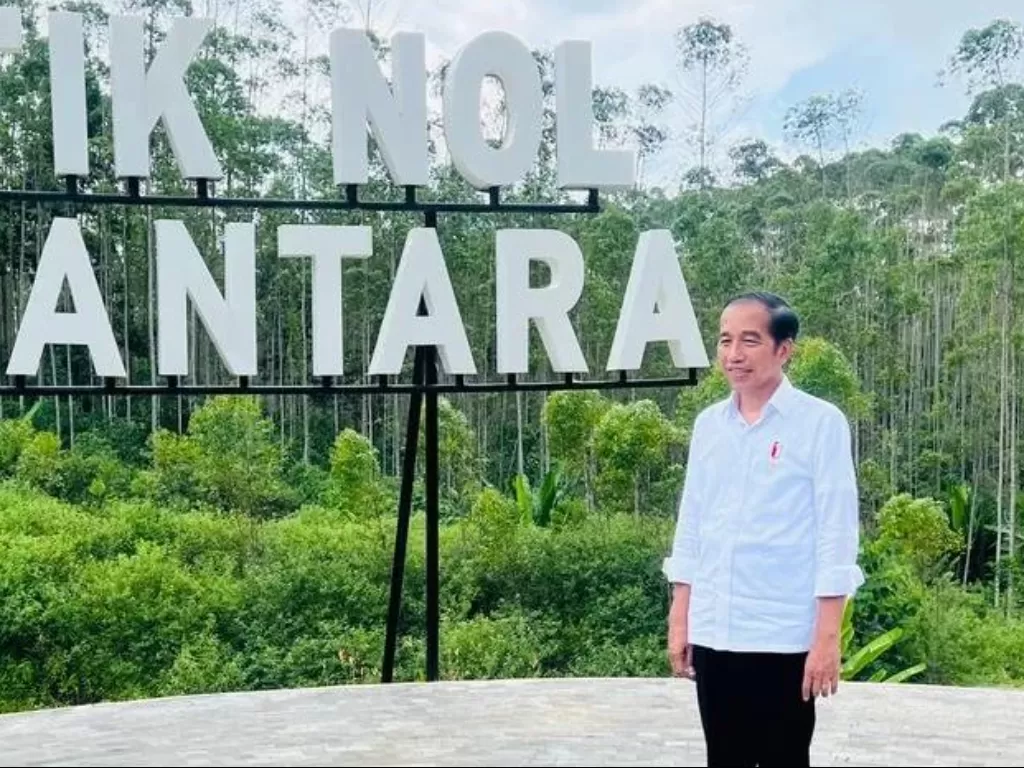 Presiden Jokowi saat melakukan kunjungan ke IKN di Kalimantan Timur. (BPMI Setpres/Laily Rachev)