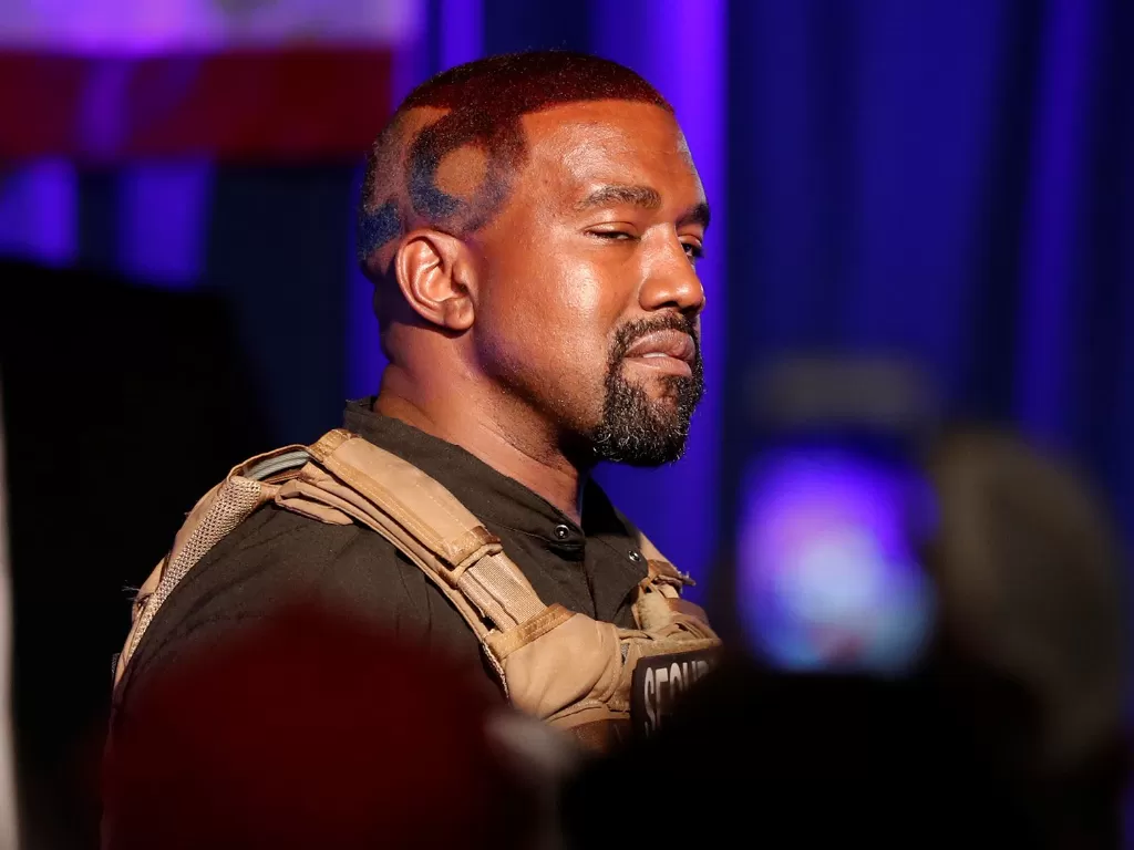 Kanye West mengadakan rapat umum untuk mendukung pencalonannya sebagai presiden di North Charleston. (REUTERS/Randall Hill)