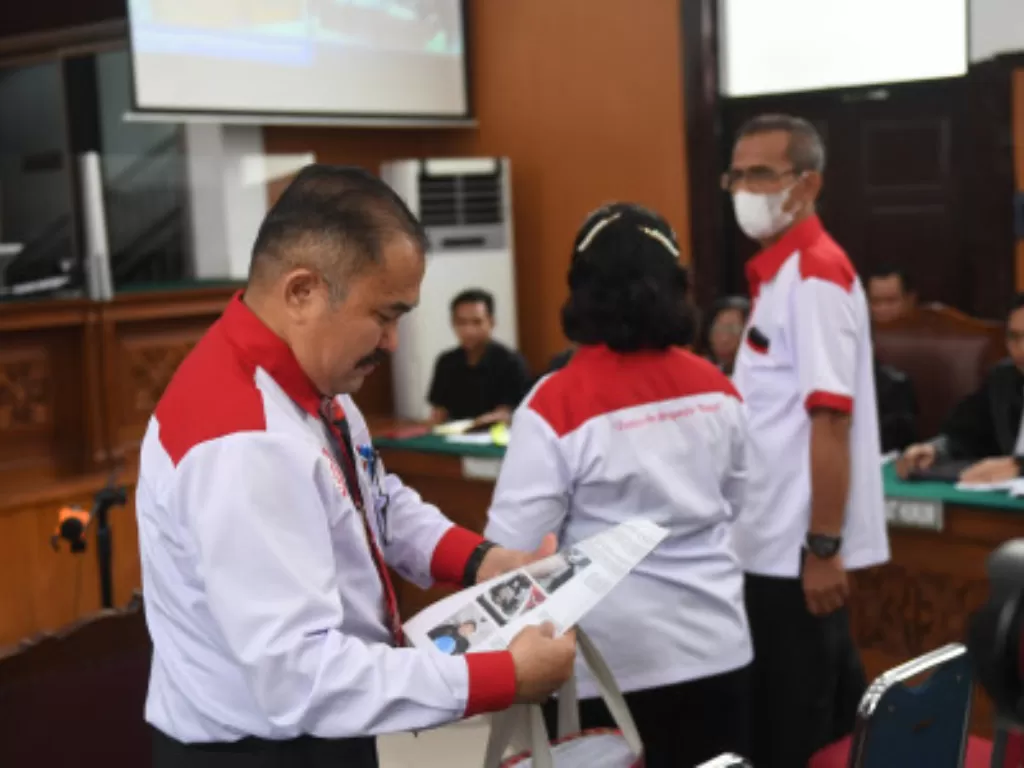 Saksi pelapor Kamaruddin Simanjuntak membaca dokumen barang bukti sebelum mengikuti sidang lanjutan kasus pembunuhan Brigadir J di PN Jakarta Selatan, Jakarta, Selasa (25/10/2022). (ANTARA FOTO/Akbar Nugroho Gumay)