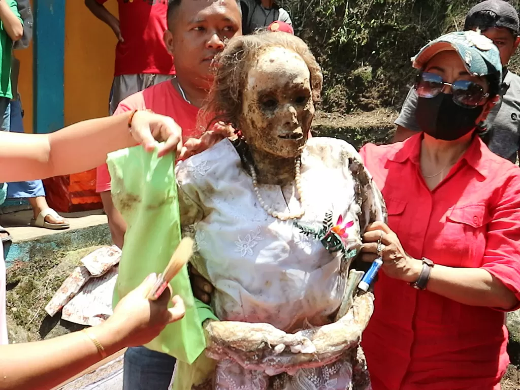 Tradisi membersihkan mayat ala suku Toraja (Z Creators/Krisnawati Ranteallo)