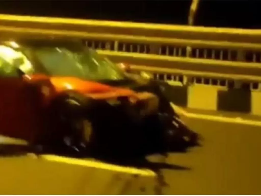 Supercar Ferrari SF90 mengalami kecelakaan hebat. (Instagram/@rare_cars_india)