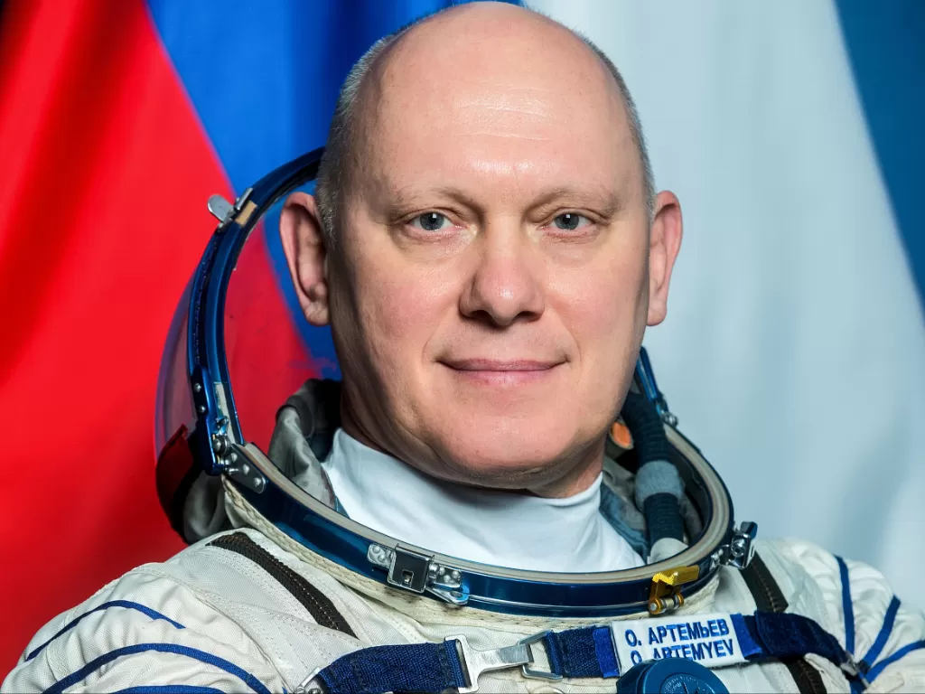 Oleg Artemyev saat berfoto di depan bendera Rusia. (NASA)
