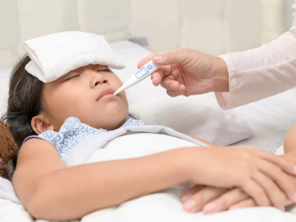 Ilustrasi anak yang alami gagal ginjal akut dengan gejala awal demam. (Freepik)
