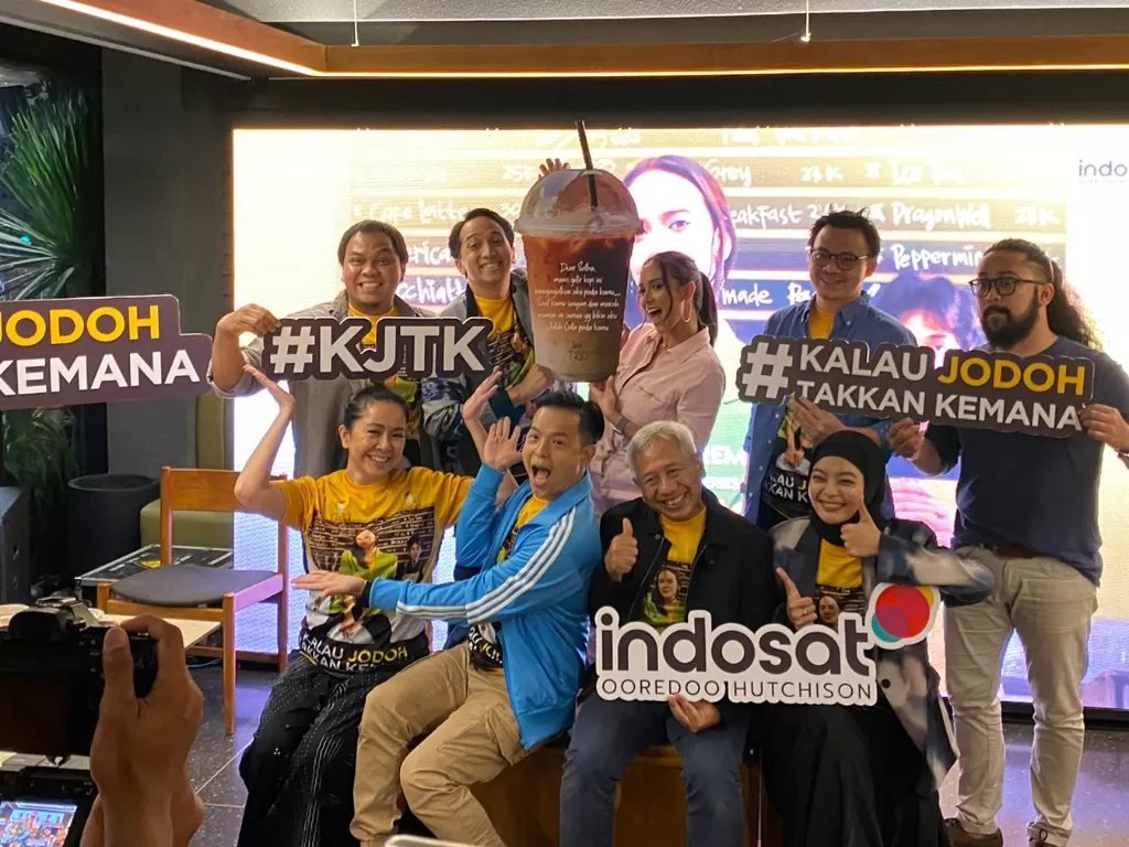 Sutradara dan para pemain film webseries 'Kalau Jodoh Takkan Kemana' oleh Indosat saat Gala Premiere di kawasan Sarinah, Jakarta Pusat, Selasa (25/10/2022) (INDOZONE/Nandya)