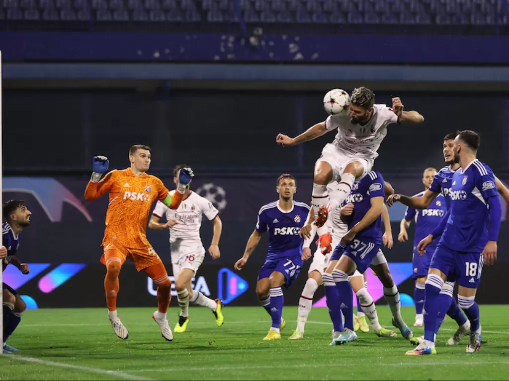 Pemain AC Milan, Olivier Giroud, menyundul bola saat melawan Dinamo Zagreb (REUTERS/Antonio Bronic)
