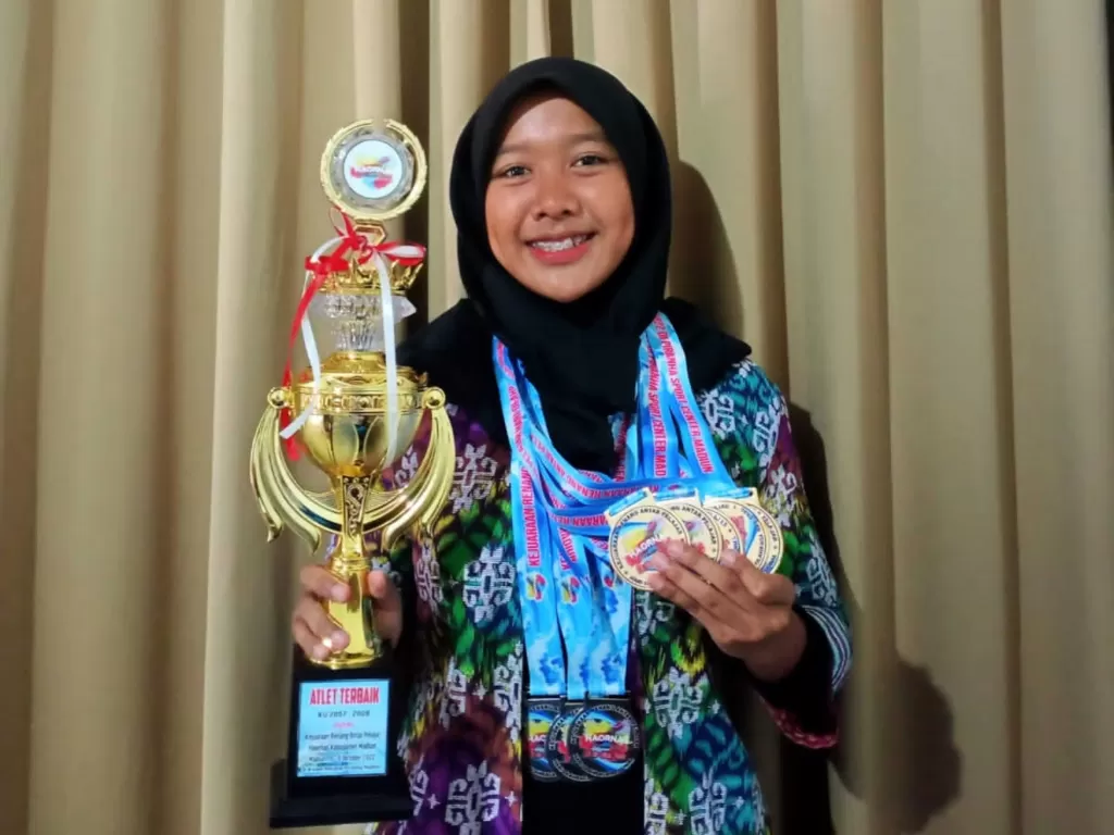 Dhefa Sakhiyya Akmal, siswi peraih lima medali emas kompetisi renang. (Dok. Pribadi)