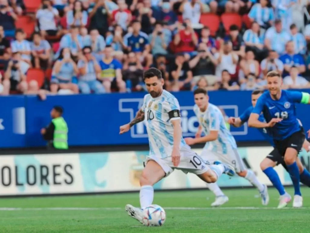 Lionel Messi saat mengeksekusi penalti (Instagram/@leomessi) 