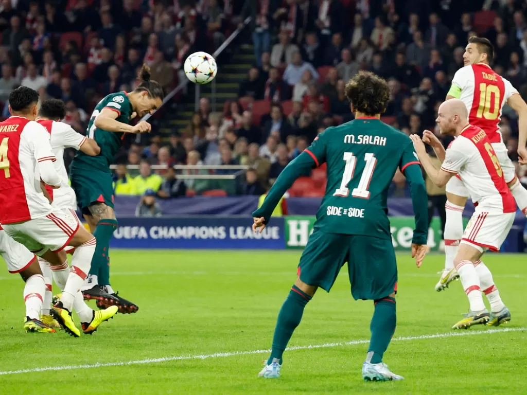 Penyerang Liverpool, Darwin Nunez, bobol gawang Ajax Amsterdam (Reuters/Piroschka Van De Wouw)