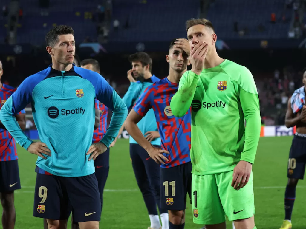 Pemain Barcelona kecewa gagal lolos ke babak 16 besar Liga Champions 2022/2023 (REUTERS/Nacho Doce)