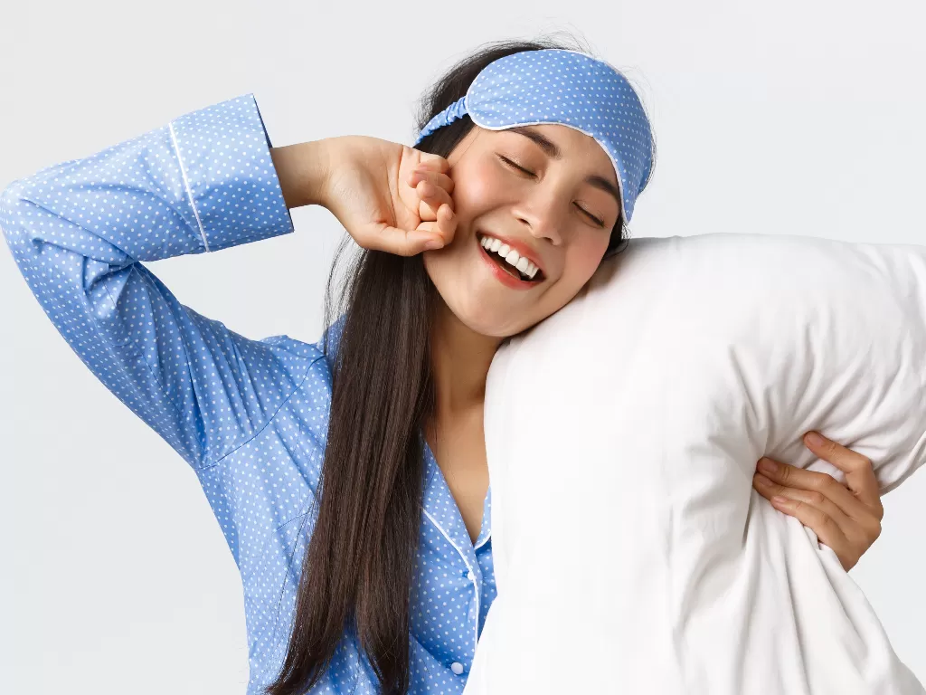 Ilustrasi posisi tidur yang benar untuk menghindari kerutan. (Freepik)