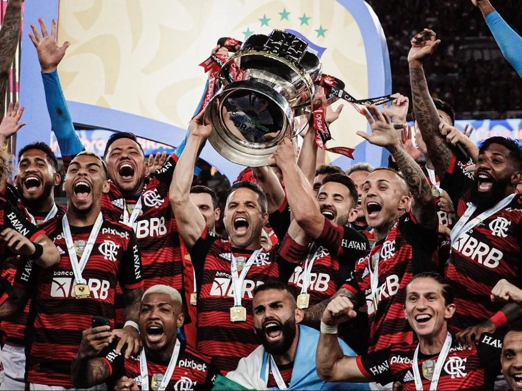 Eks pemain Juventus Diego Ribas mengangkat trofi Copa Brasil bersama pemain Flamengo lainnya. (Instagram/@diegoribas10)