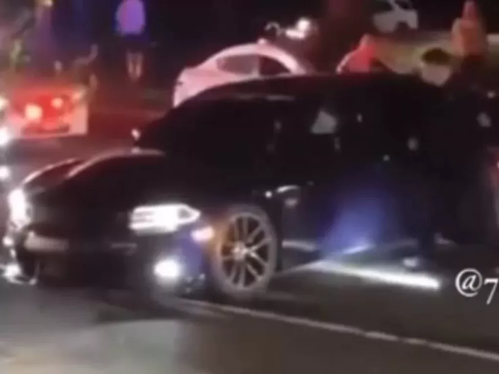 Dodge Charger Hellcat yang dikepung oleh polisi. (TikTok/@chubbrocc)