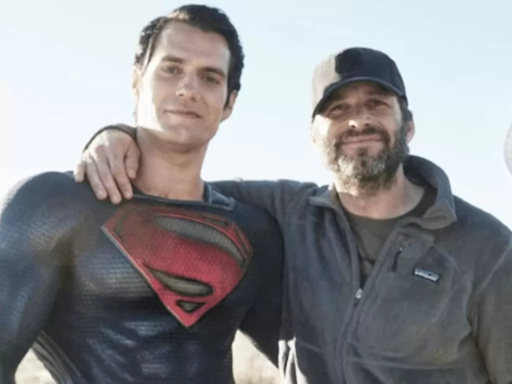 Henry Cavill dan Zack Snyder (via ScreenRant)