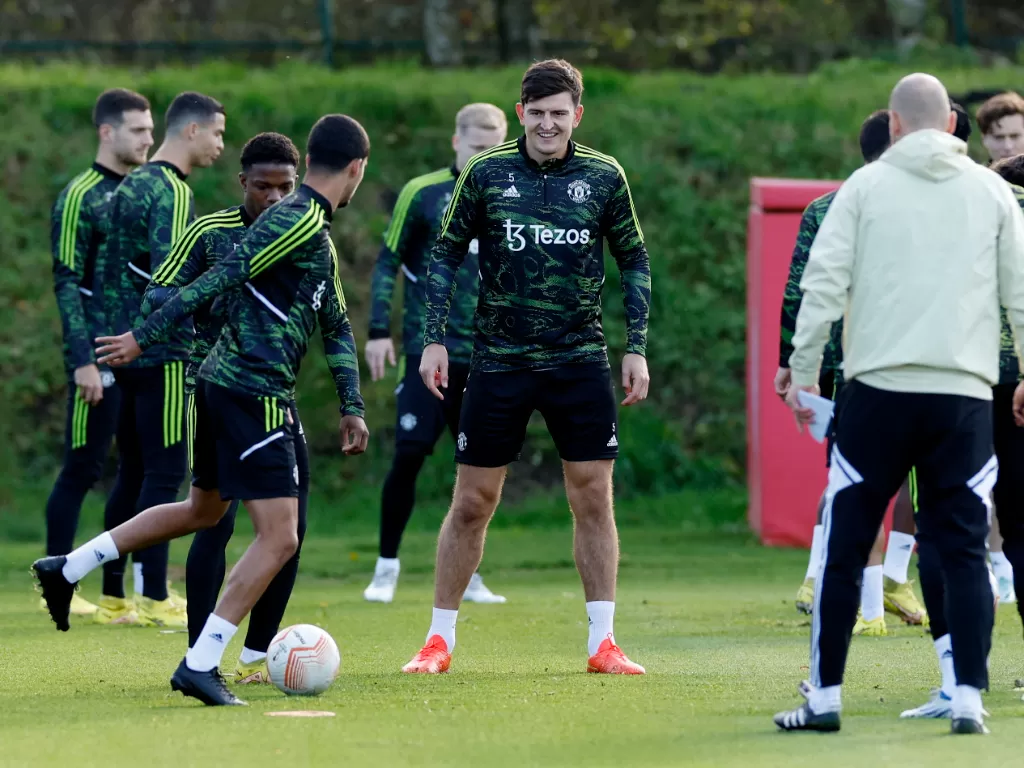 Harry Maguire (tengah) di sesi latihan Manchester United. (REUTERS/Jason Cairnduff)