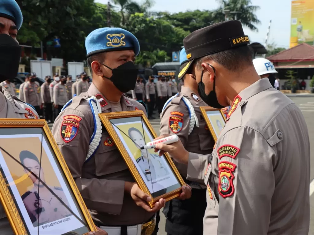 Kapolres Tangerang Kota coret foto 4 polisi yang dipecat karena berkasus (Dok Polres Metro Tangerang Kota)