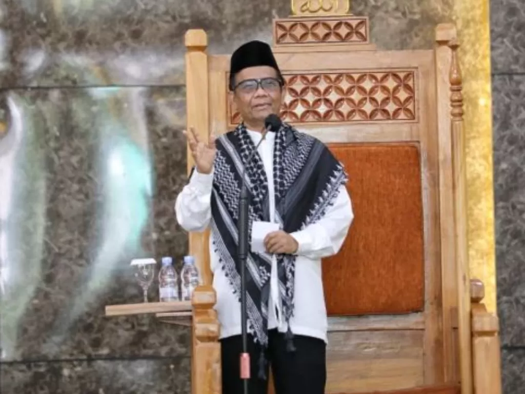 Menko Polhukam Mahfud MD saat menjadi imam dan khatib salat Jumat di Masjid Al Hikmah Universitas Jember, Jawa Timur, Jumat (28/10/2022) (ANTARA/Humas Unej)