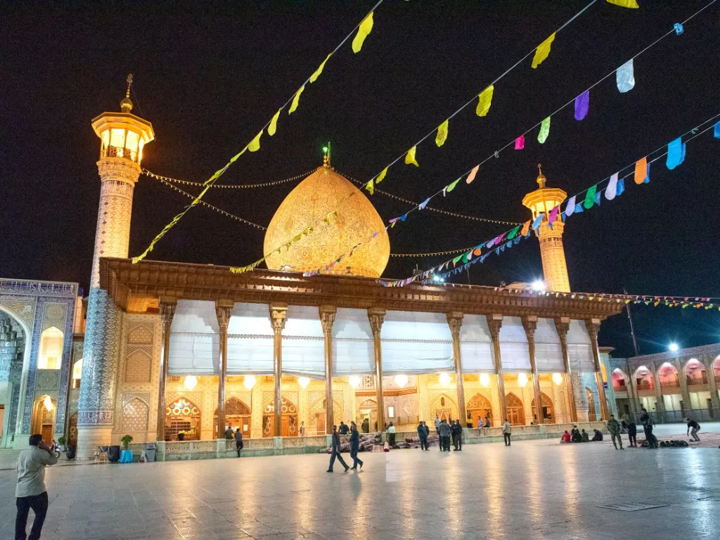 Masjid Shah Cheragh di Iran. (REUTERS/Amin Berenjkar) 