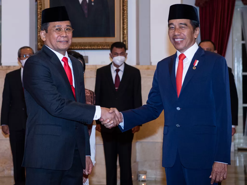 Presiden Joko Widodo (kanan) memberikan selamat kepada Wakil Ketua Komisi Pemberantasan Korupsi (KPK) Johanis Tanak yang baru dilantik di Istana Negara, Jakarta, Jumat (28/10/2022). (ANTARA FOTO/Sigid Kurniawan)