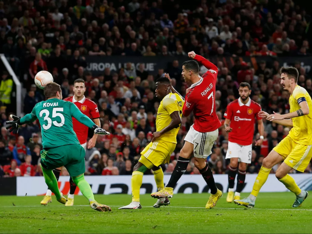 Pemain Manchester United, Cristiano Ronaldo, mencetak gol ke gawang Sheriff Tiraspol (REUTERS/Craig Brough)