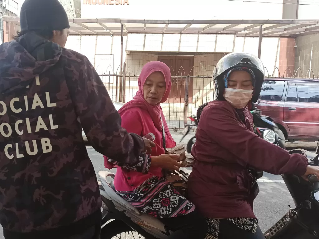 Tukang parkir di Malang bagikan nasi gratis setiap Jumat. (Z Creators/Rani Rachmania)