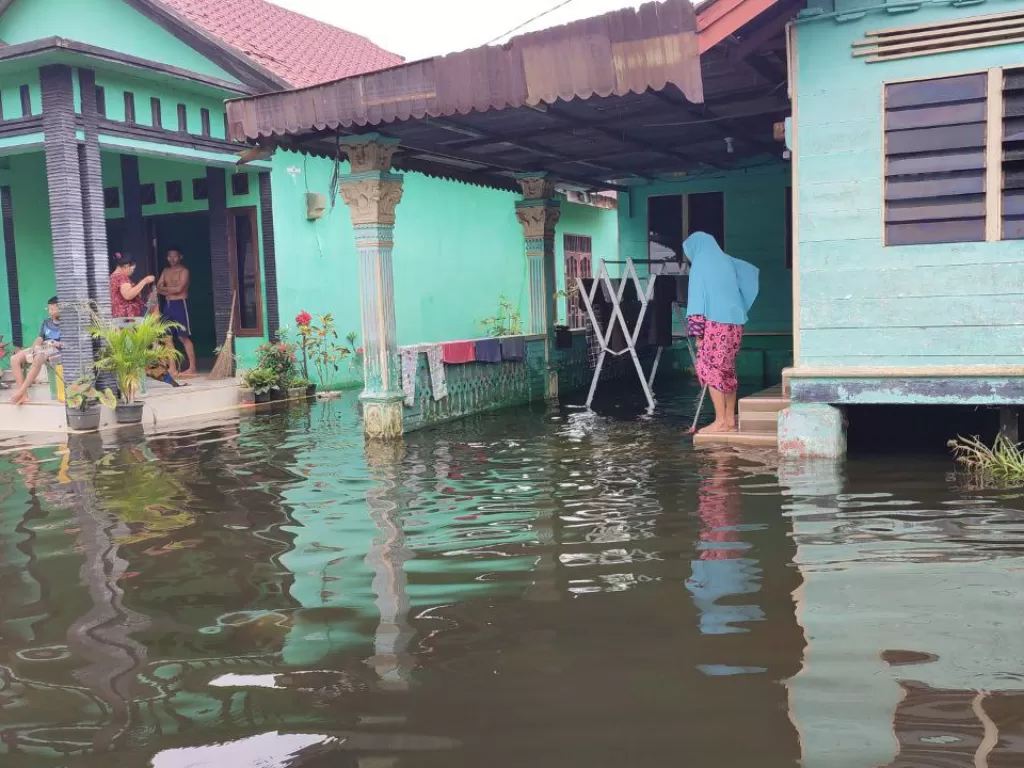 Banjir menggenangi rumah warga hampir 2 bulan (Z Creators/Muhammad Hijrah)