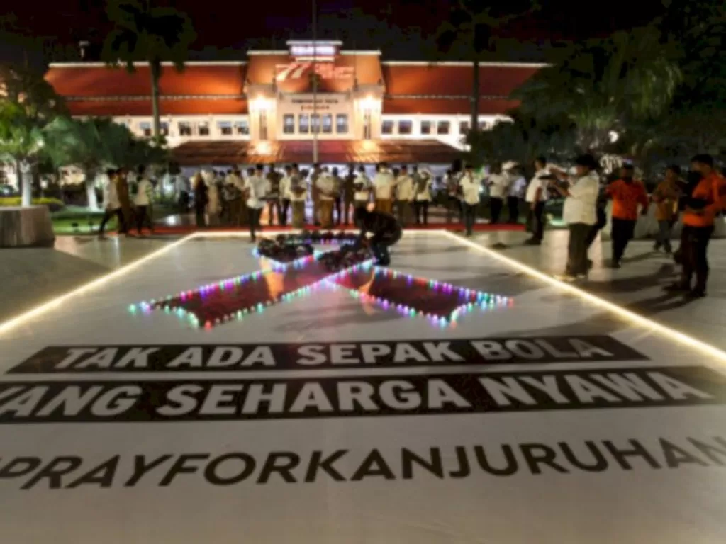Doa bersama untuk para korban tragedi kerusuhan di Stadion Kanjuruhan, Malang. (ANTARA FOTO/Didik Suhartono)