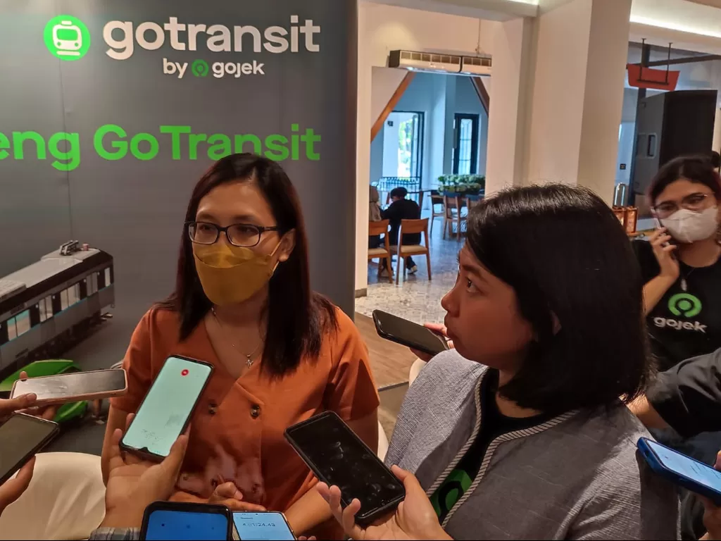 Anne Purba VP Corporate Secretary PT Kereta Commuter Indonesia dan Stella Darmadi Head of Global Marketing GoRide Gojek. (Indozone.id)