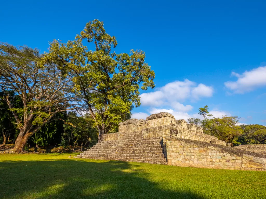 Ilustrasi piramida peninggalan suku maya. (FREEPIK/unihuizifotografi)