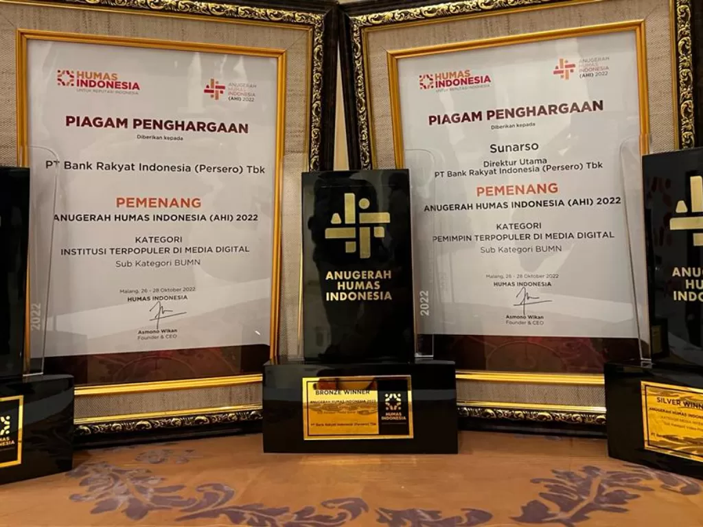 Piagam penghargaan BRI di acara Anugerah Humas Indonesia (AHI) 2022 di Malang, Jumat (28/10/2022). (Handout/BRI)