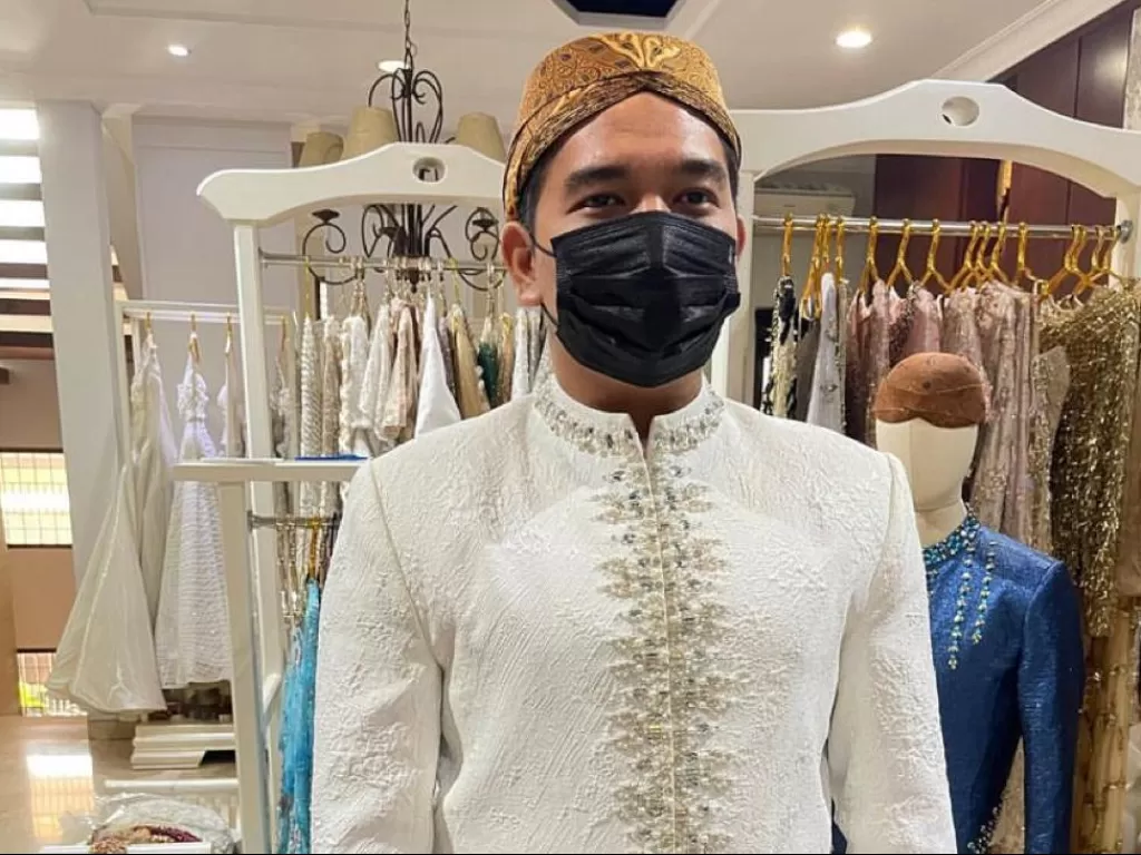 Pria Diduga Kaesang Pangarep Jajal Baju Pengantin (Instagram/@askyfebrianti)