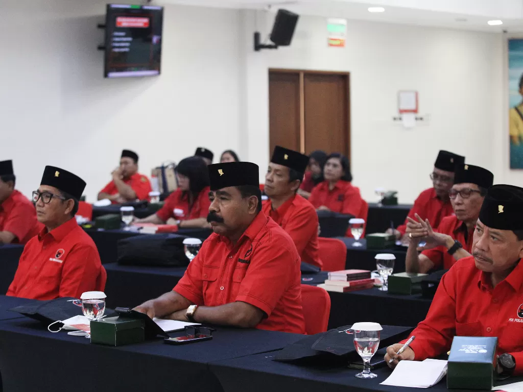 Sejumlah anggota baru Partai Demokrasi Indonesia Perjuangan (PDIP) mengikuti pengarahan acara pembekalan di Sekolah Partai PDI Perjuangan (PDIP), Jakarta, Minggu (30/10/2022).  ( ANTARA FOTO/Reno Esnir/aww).
