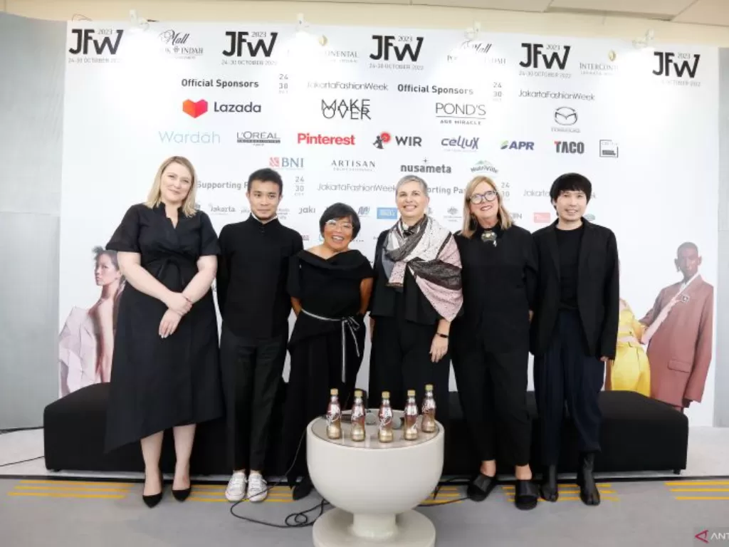 Para desainer dan tim Ngali Australia berfoto bersama usai konferensi pers di Jakarta Fashion Week (JFW) 2023, Oktober 2022. (ANTARA/HO/JFW 2023)