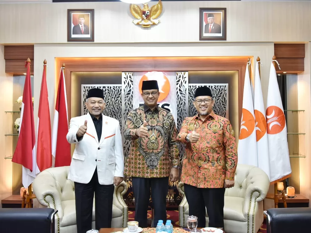 Presiden PKS Ahmad Syaikhu (kiri), Anies Baswedan (tengah) dan Wakil Ketua Majelis Syura PKS Ahmad Heryawan (kanan). (dok PKS).