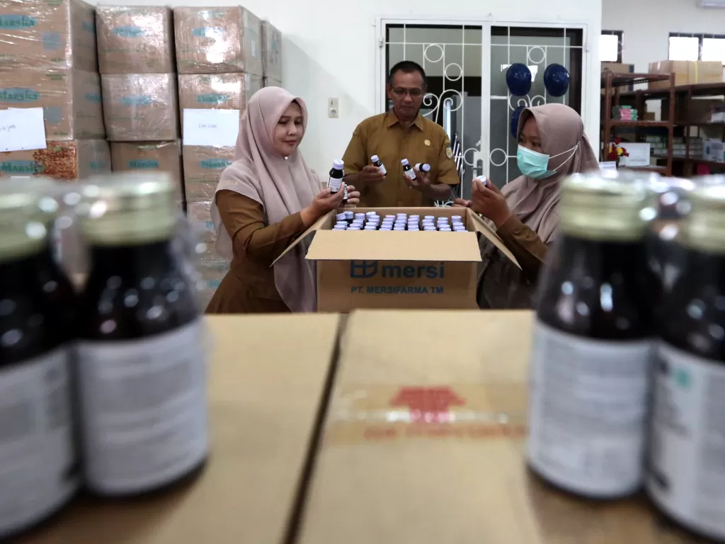 Ilustrasi - Petugas Dinas Kesehatan Kota Banda Aceh mengumpulkan obat jenis sirop yang dihentikan sementara distribusinya di gudang farmasi, Banda Aceh, Aceh, Senin (24/10/2022). (ANTARA/Irwansyah Putra)