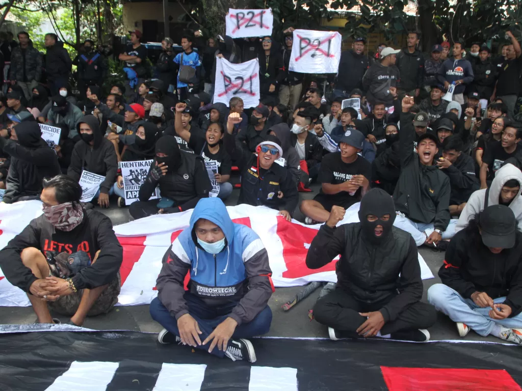 (Aremania) berunjuk rasa di depan kantor Kejaksaan Negeri Malang, Jawa Timur, Senin (31/10/2022). (ANTARA FOTO/Ari Bowo Sucipto/hp).