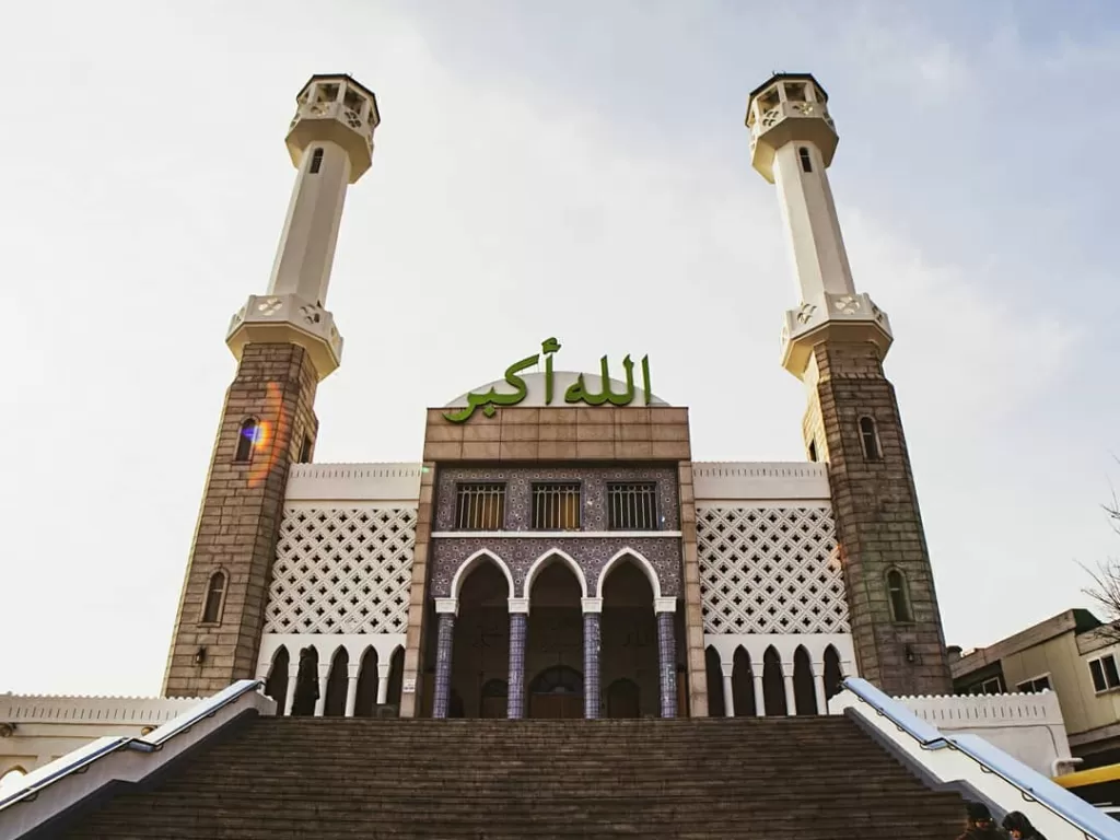 Seoul Central Mosque berlokasi di Itaewon, Seoul, Korea Selatan yang resmi didirkan Federasi Muslim Korea pada tahun 1976. (Instagram/thegreatmosques)